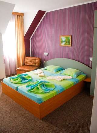 Отель Georgievi Hotel Приморско Двухместный номер с 1 кроватью и балконом (для 2 взрослых и 1 ребенка)-8