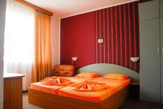 Отель Georgievi Hotel Приморско Двухместный номер с 1 кроватью и балконом (для 2 взрослых и 1 ребенка)-12